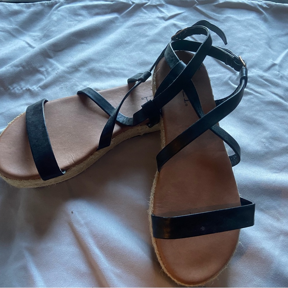 Small platform sandals. Rue 21. Size 6.5.